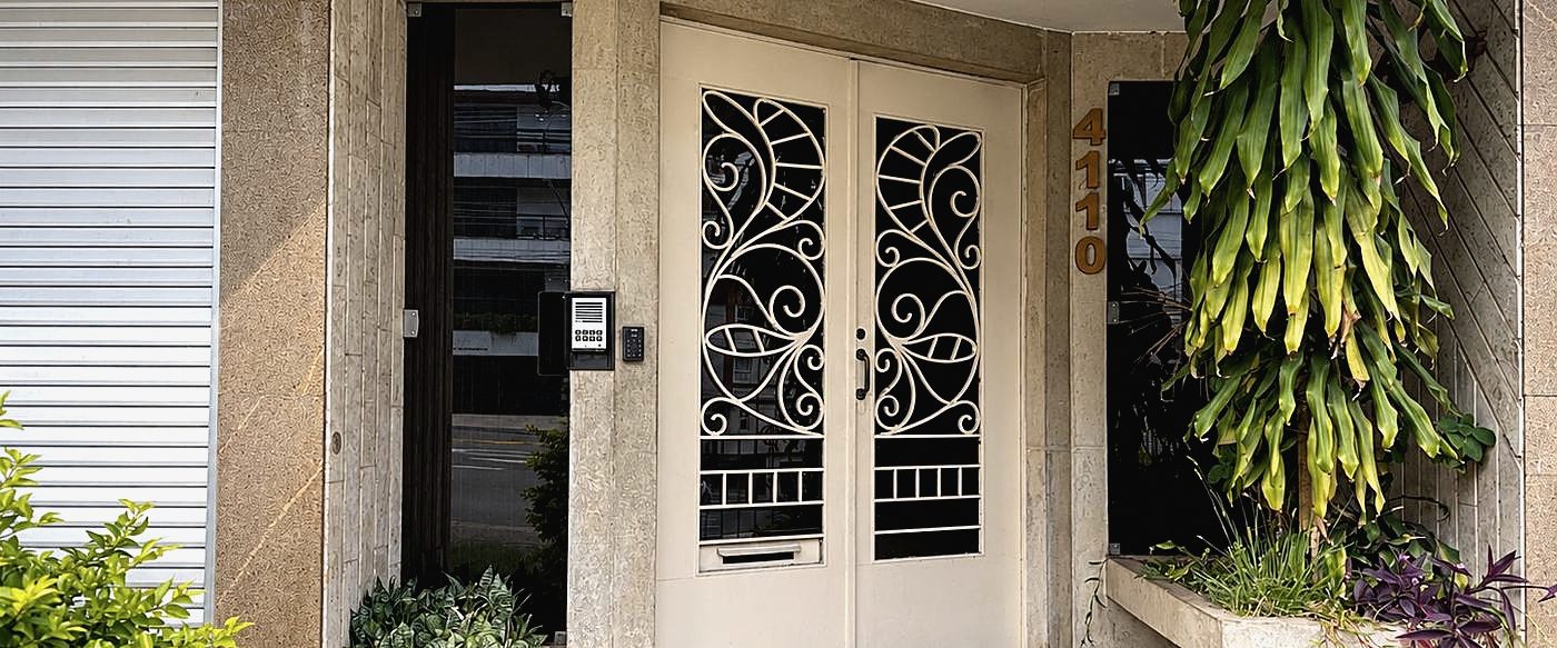 Porta de entrada de um edifício em Juiz de Fora, com luz natural