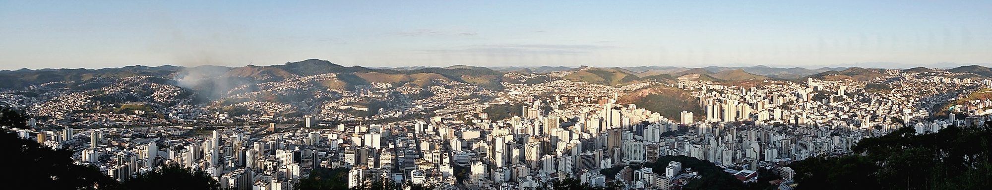 Vista panorâmica de Juiz de Fora, com os bairros e o relevo